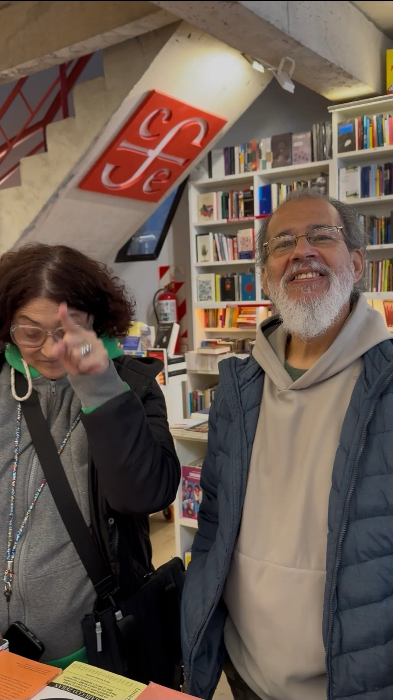 Alejandra Giménez levanta un dedo mientras Fernando Rivero sonríe en una librería