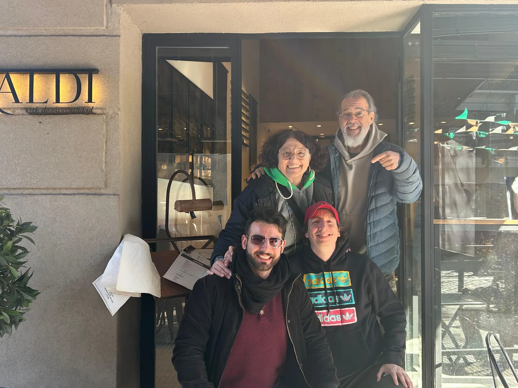Alejandra Giménez y Fernando Rivero con Luciano Rey y Martín Álvarez en una mesa exterior de la cafetería Kaldi, en Palermo